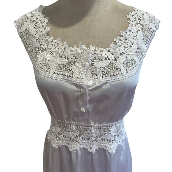 2PC 80s ROMANTIC PENIOR SET WHITE SATIN BUTTERFLY DESIGN LACE GOWN & ROBE SZ M - Picture 10 of 16